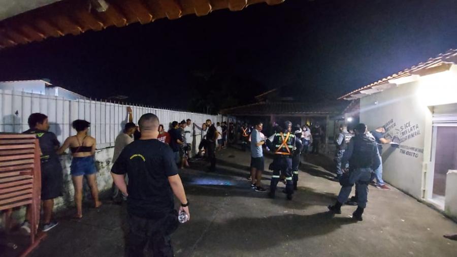 Autoridades de Parintins flagram festa clandestina regada a álcool e drogas com presença de menores Autoridades de Parintins flagram festa clandestina regada a álcool e drogas com presença de menores