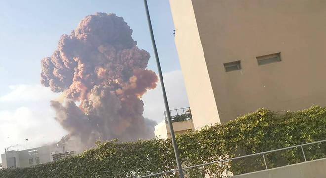 Incríveis Explosões no porto de Beirute, Líbano, causam grande destruição Incríveis Explosões no porto de Beirute, Líbano, causam grande destruição