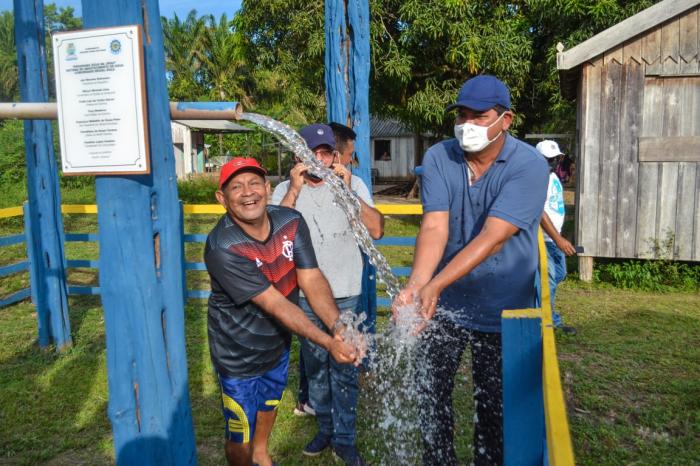 Bi Garcia entrega Água no Jirau  na comunidade Brasil Roça, em Vila Amazônia