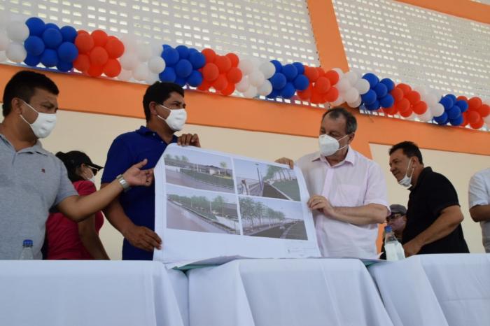 Omar Aziz parabeniza Bi Garcia por obras que beneficiam população em Parintins