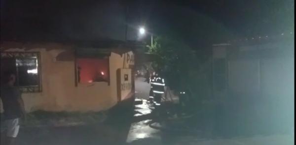    Vídeo: Casa pega fogo em Parintins-Am