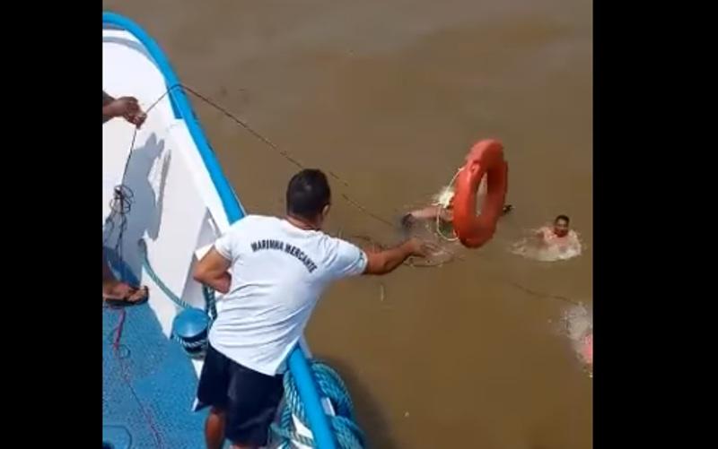 VÍDEO: Após naufrágio, dois homens são resgatados no Rio Amazonas