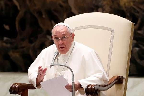 Papa Francisco inova ao falar de união gay, mas não muda sacramentos