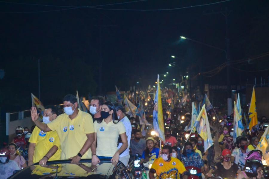 Bi Garcia encerra campanha com grande carreata em Parintins