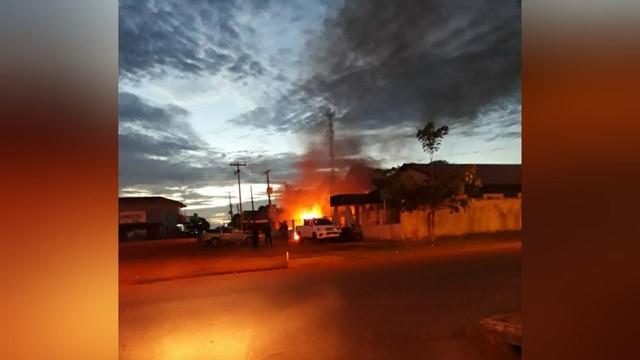Prédio de delegacia de Juruti pega fogo; polícia investiga causas do incêndio