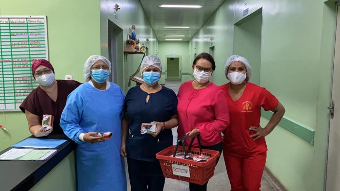 Vereadora de Parintins visita hospitais em homenagem a profissionais da saúde