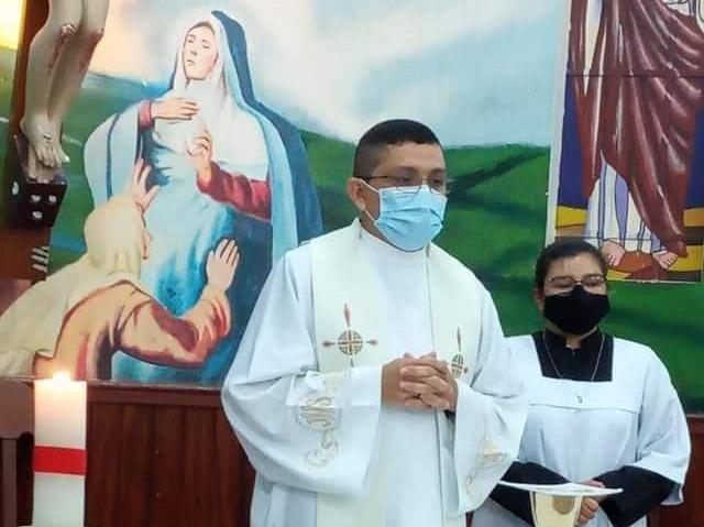 APLAUSOS: Padre de Nhamundá-Am diz que vai tirar da igreja fiéis sem máscara