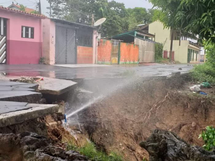 VÍDEOS: Trecho de rua na orla de Parintins desaba durante o temporal na madrugada