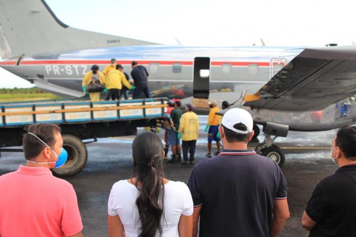Após receber 45 cilindros, Parintns segue operação por mais oxigênio Após receber 45 cilindros, Parintns segue operação por mais oxigênio