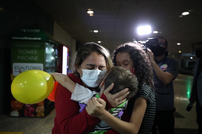 Primeiros recuperados da Covid-19 atendidos em outros estados chegam a Manaus