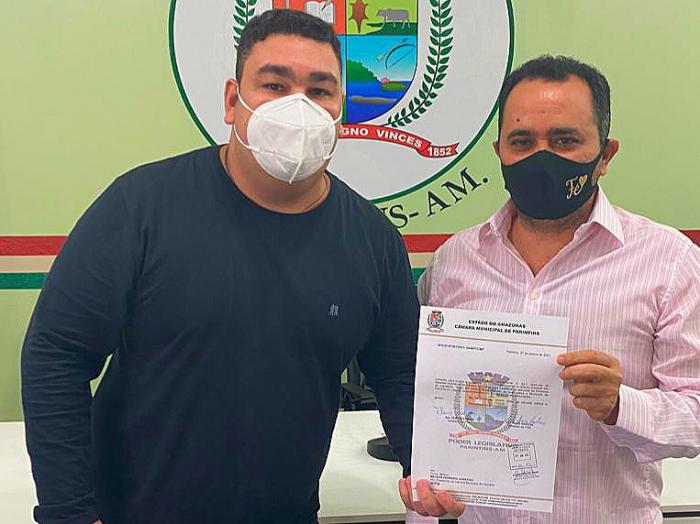 Alex Garcia e Flávio Farias solicitam o retorno imediato das sessões da Câmara de Parintins