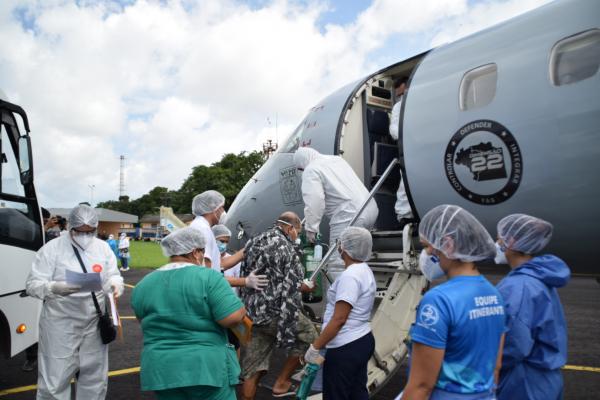 Curitiba recebe 13 pacientes com COVID-19 de Parintins neste domingo