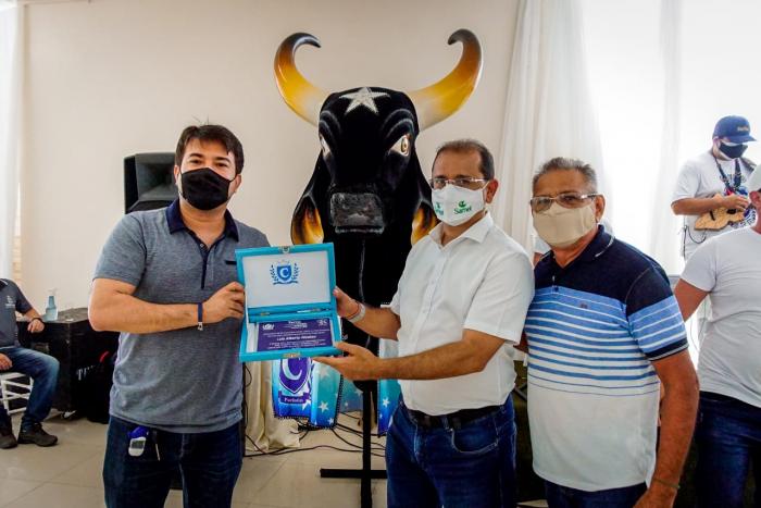  Luis Alberto Nicolau, presidente da Samel se torna sócio benememérito do Caprichoso