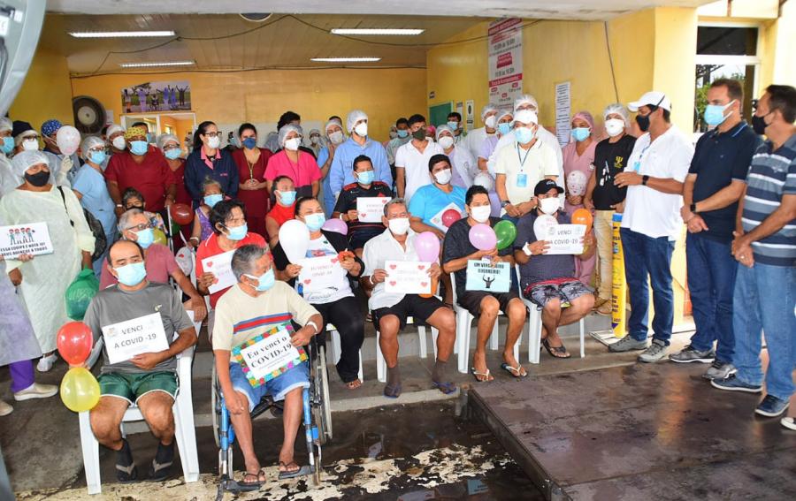Parintins comemora queda dos números da Covid-19