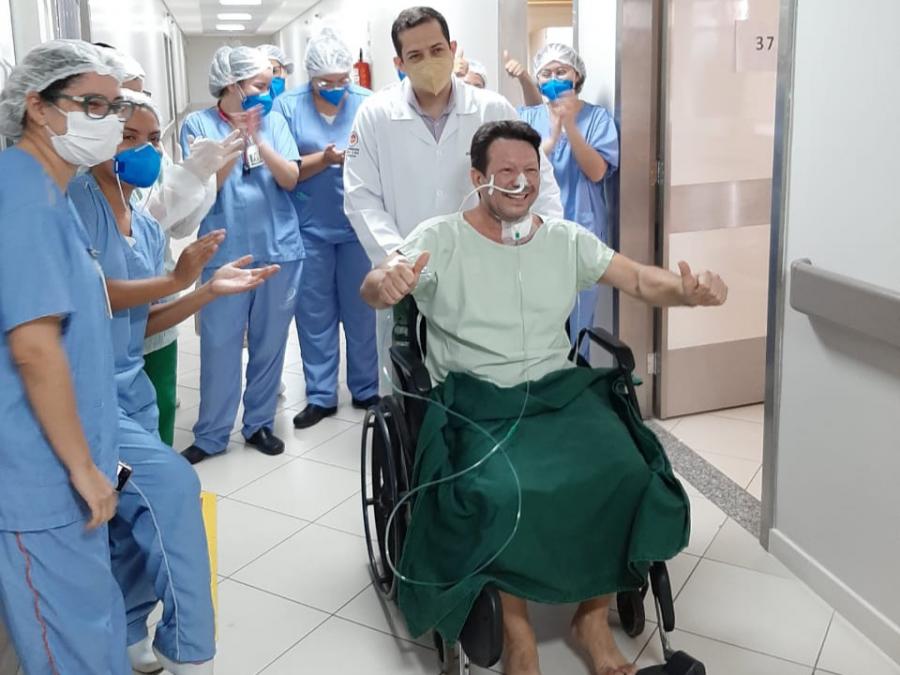 VÍDEO: Médico George Butel canta ao sair da UTI e emociona hospital após quadro grave de covid-19 VÍDEO: Médico George Butel canta ao sair da UTI e emociona hospital após quadro grave de covid-19