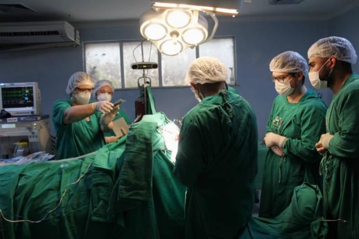 Ophir Loyola faz cirurgia cerebral com paciente acordado e remove tumor que causa epilepsia
