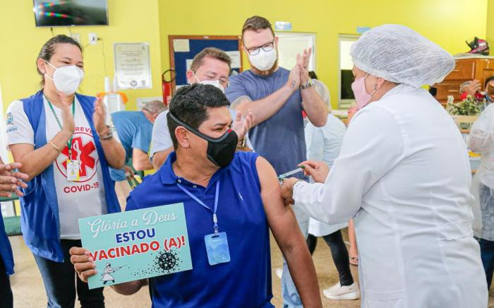 Prefeito de Parintins é vacinado contra Covid-19