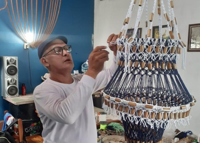 Ex pajé do Caprichoso utiliza técnicas da tecedura para criar obras de artes e driblar a pandemia Ex pajé do Caprichoso utiliza técnicas da tecedura para criar obras de artes e driblar a pandemia