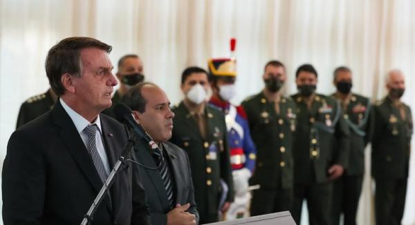 'Pedem providência e aguardo povo dar sinalização', diz Bolsonaro