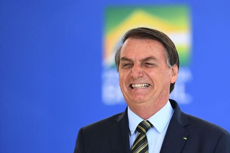 Massacrado pela COVID-19, Amazonas concede cidadania a Bolsonaro