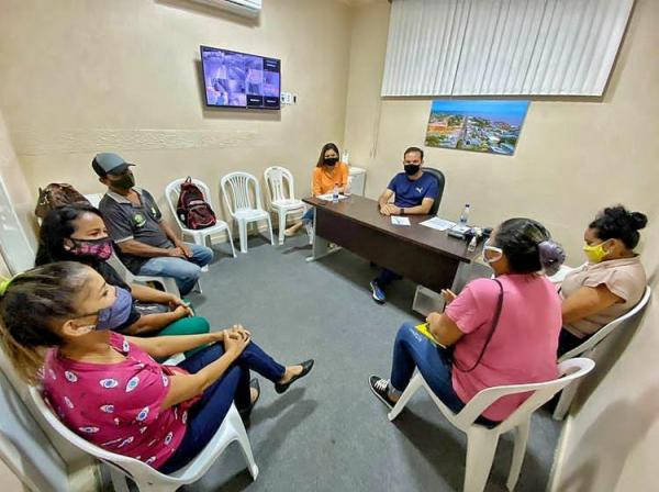 Mateus reúne com representantes do Residencial Parintins e Loteamento Lady Laura