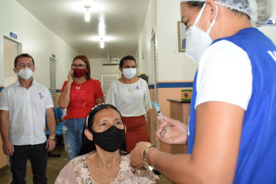 Prefeitura de Parintins vacina adultos com 49 a 45 anos 