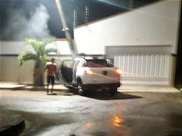 Motorista descumpre toque de recolher e colide picape Toro com poste em Parintins