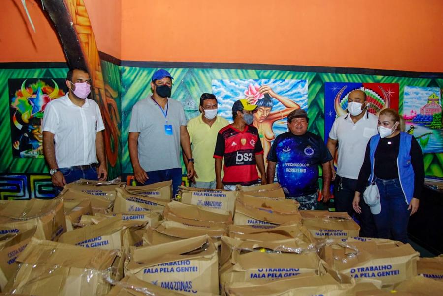 Artistas de Parintins recebem cestas básicas com parceria entre Estado e Prefeitura
