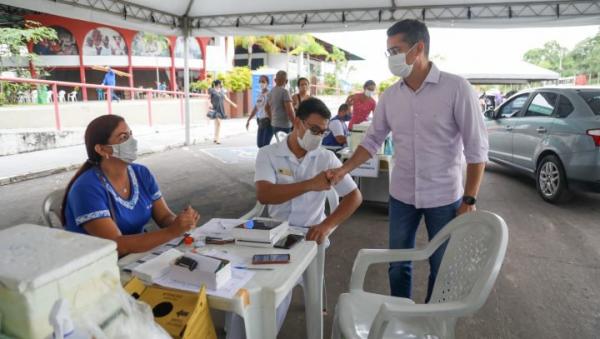 Prefeito de Manaus acompanha início da vacinação contra a Covid-19 dos profissionais da Educação