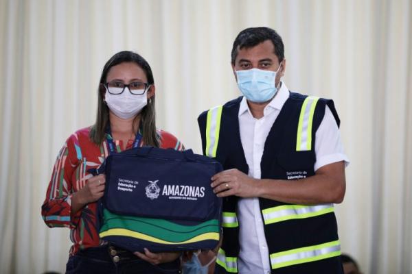 Governo do Amazonas entrega kits escolares para alunos e professores da rede estadual de ensino