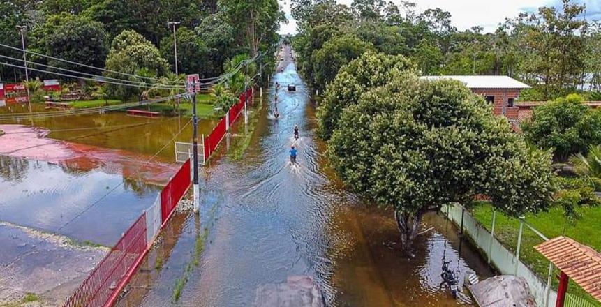 EFEITO ENCHENTE: Estrada de Parintins tem trânsito de 'grande porte' proibido