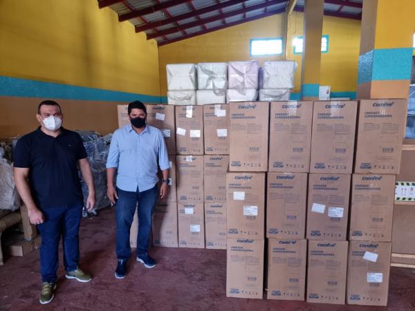 Viagens de Bi Garcia a Brasília rendem novos ar condicionados as escolas de Parintins