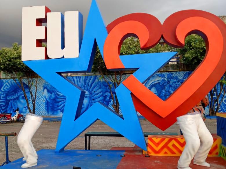 Bois Garantido e Caprichoso são retiradas do letreiro 'Eu Amo Parintins'