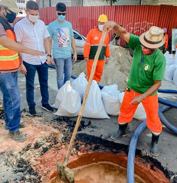 Prefeitura de Manaus atua de maneira emergencial na recuperação de via atingida pela cheia no Centro