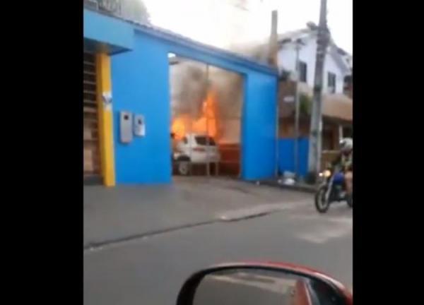 Veículo de tenente da Polícia Militar é incendiado no pátio de casa, em Manaus