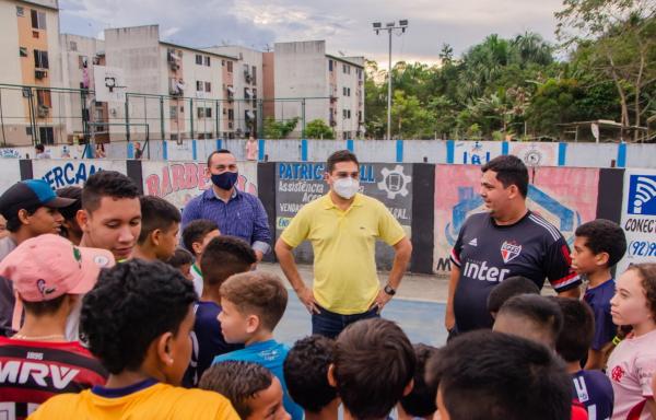 Jander Lobato inspeciona ruas e dialoga com jovens do projeto Bom de Bola
