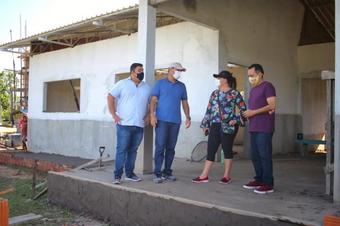 Mateus Assayag vistoria construção de escolas na zona rural