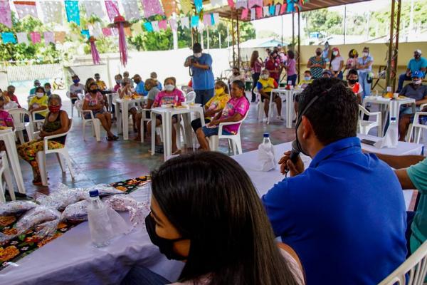 Prefeito de Parintins reabre atividades do programa do idoso em Vila Amazônia 