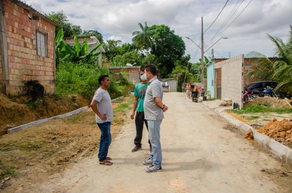 Obras de saneamento, iluminação e asfalto chegam em comunidade a pedido de Jander Lobato