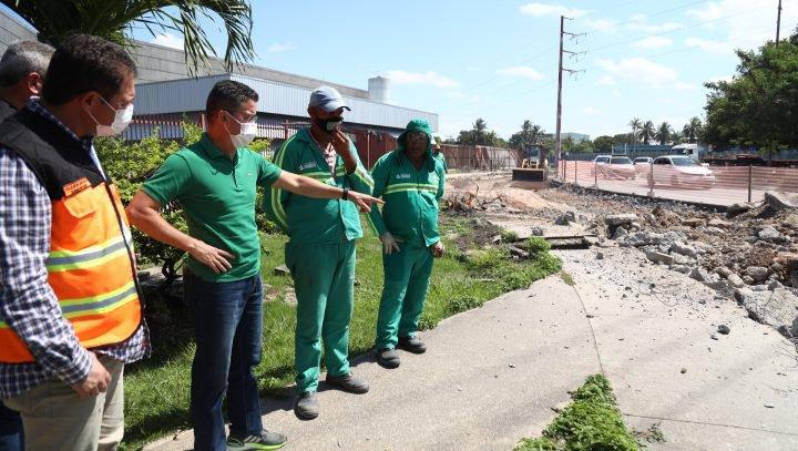 Prefeito David Almeida fiscaliza serviço de recuperação viária na zona Sul de Manaus