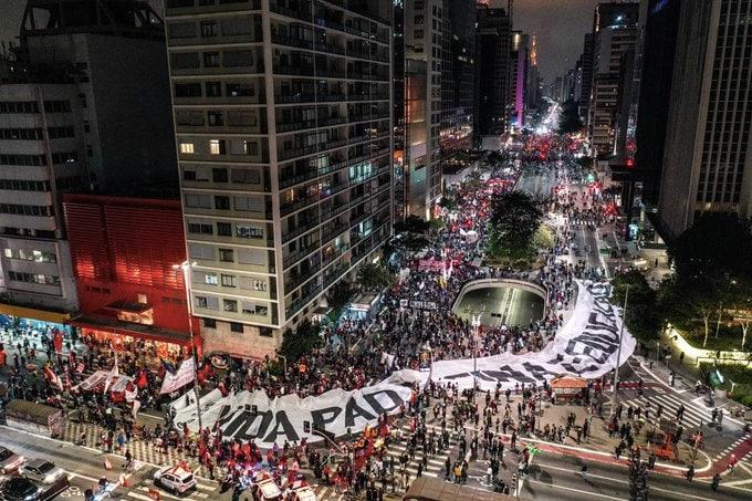 Atos contra Bolsonaro crescem em todo o Brasil e no exterior com mais de 260 manifestações