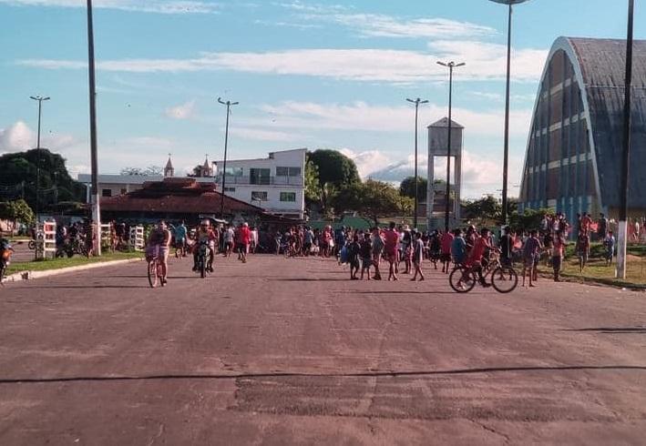 Homem acaba preso após ameaçar, desacatar policiais na Praça dos Bois, em Parintins