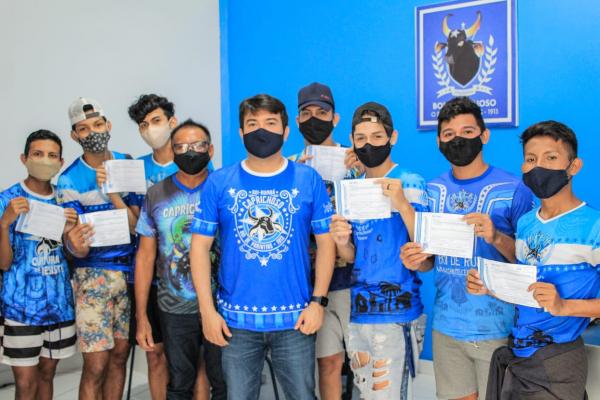 Pela primeira vez, marujeiros, dançarinos, tuxauas e outros grupos do Caprichoso são remunerados