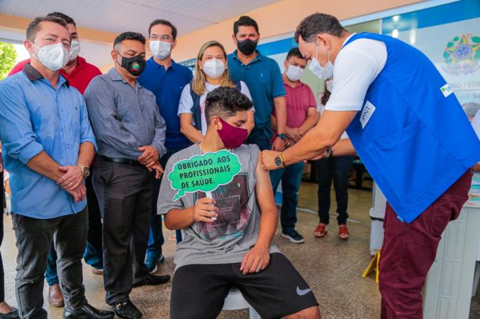 Jovens de 18 e 19 lotam postos de vacinação contra Covid-19 em Parintins nesta segunda