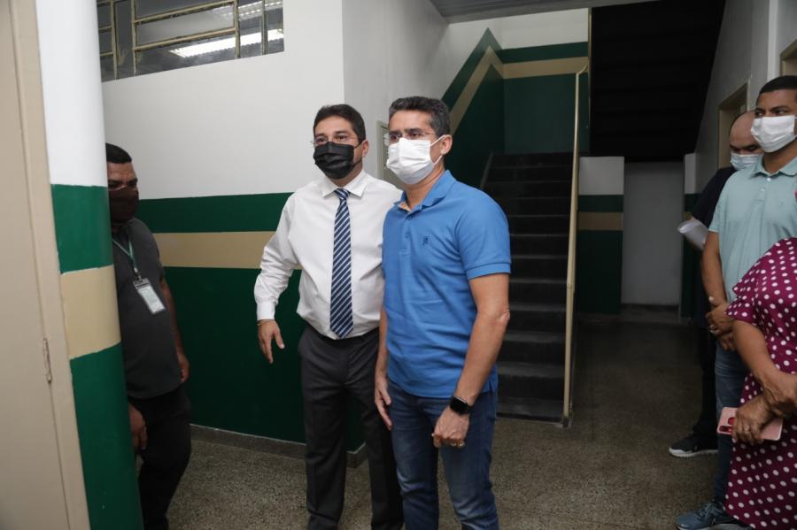 David Almeida determina 30 dias para construtora concluir obras inacabadas de escolas entregues na gestão passada