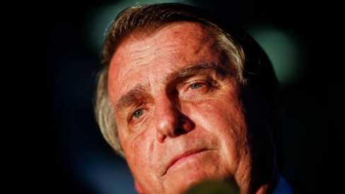 Bolsonaro é internado em hospital com dores abdominais