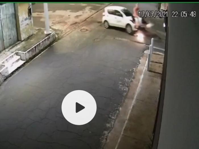 IMPRESSIONANTE: Vídeo mostra Casal sendo lançado na calçada após colisão com carro