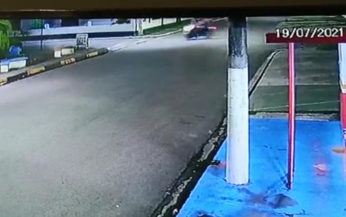 PERGUNTOU PELA CARTEIRA: Testemunhas contam reação dos condutores da moto que matou jovem em Parintins