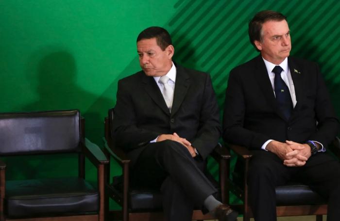 Bolsonaro: às vezes, Mourão “atrapalha um pouco, mas tem que aturar”
