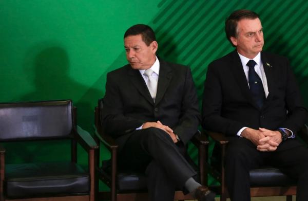 Bolsonaro: às vezes, Mourão “atrapalha um pouco, mas tem que aturar”